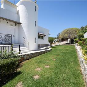 4 bedroom villa with pool close to beach on Akrotiri peninsula, sleeps 8